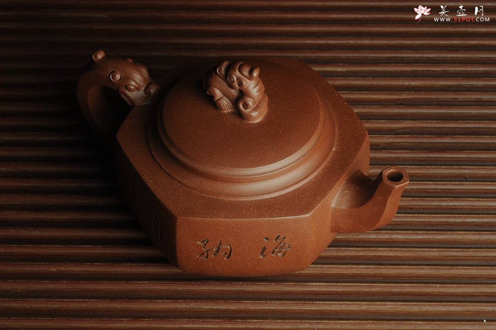 紫砂壶图片：美壶特惠 六方龙樽 刻绘山水 浑厚大气 - 美壶网