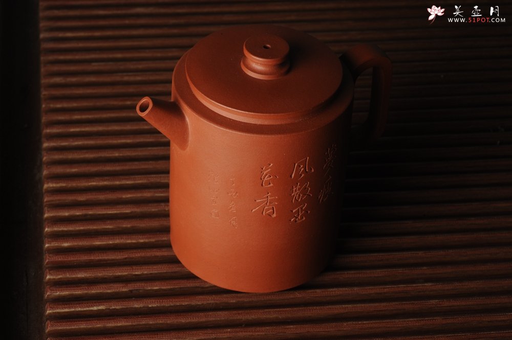 紫砂壶图片：美壶特惠 优质老清水泥文人小壶圆础 助工俞霞即兴装饰 月斜诗梦瘦 风散墨花香 - 美壶网