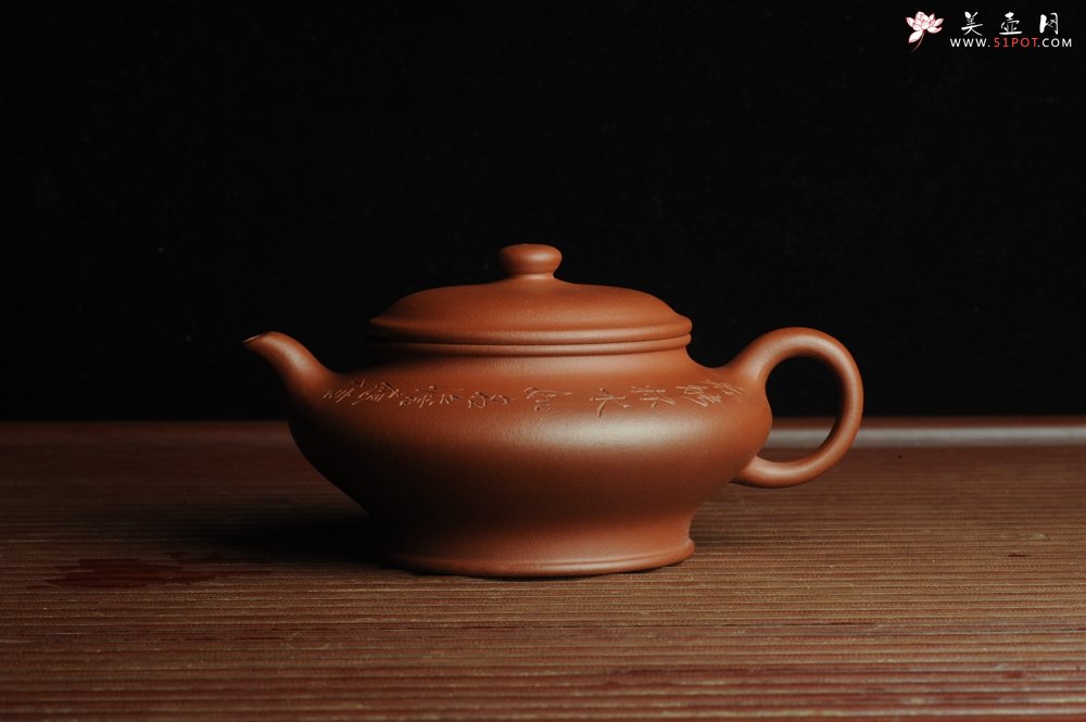 紫砂壶图片：美壶特惠 老清水泥虚扁 助工俞霞老双刀法铭文  若能杯水如名淡 应信春茶比酒浓 - 美壶网