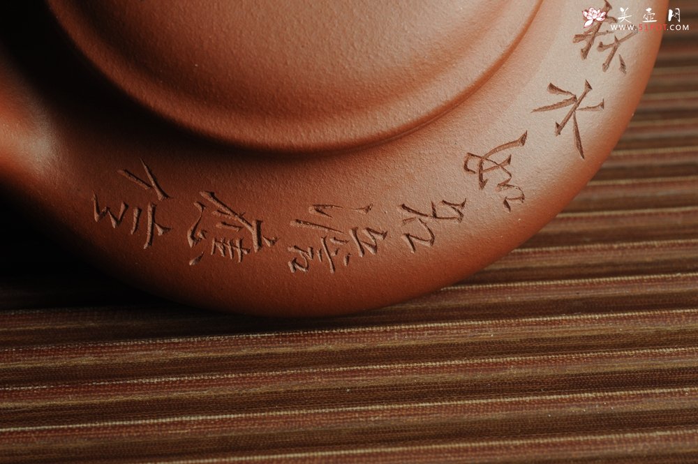 紫砂壶图片：美壶特惠 老清水泥虚扁 助工俞霞老双刀法铭文  若能杯水如名淡 应信春茶比酒浓 - 美壶网