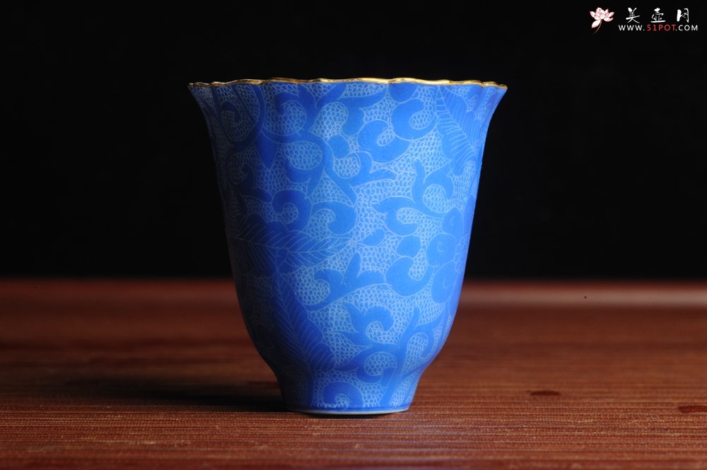 紫砂壶图片：纯手工景德镇摹古雍正蓝色扒花杯 灰常精致 送女友老婆 适合女士 - 美壶网