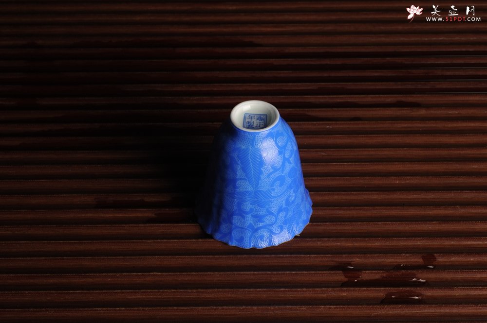 紫砂壶图片：纯手工景德镇摹古雍正蓝色扒花杯 灰常精致 送女友老婆 适合女士 - 美壶网
