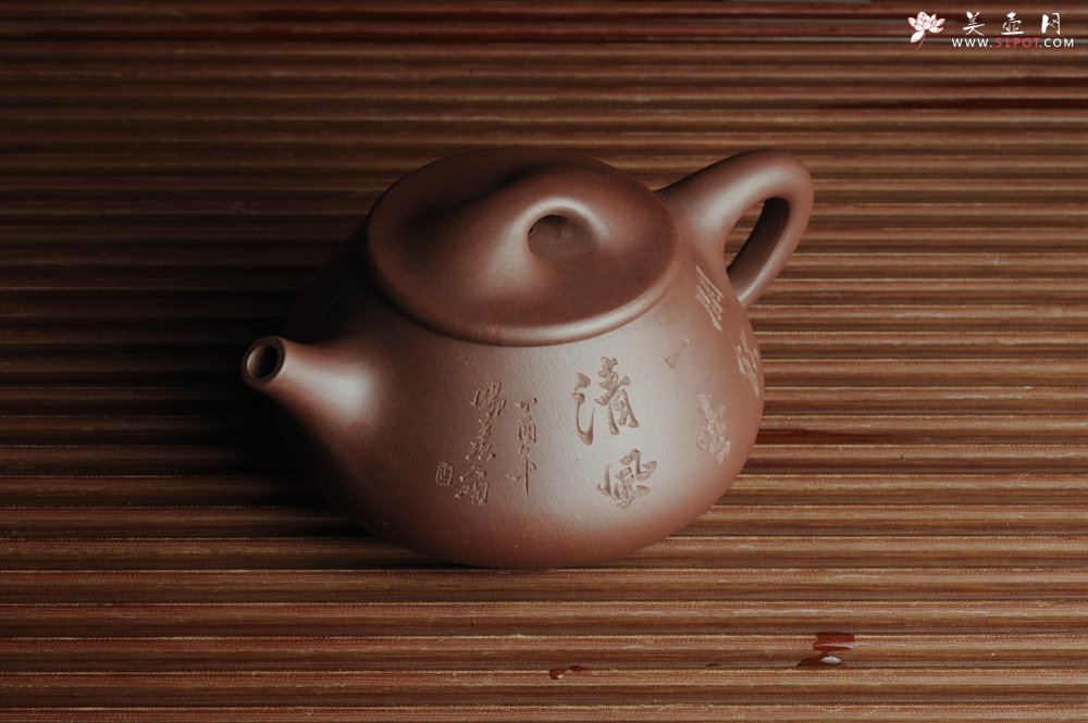 紫砂壶图片：贺岁新品 优质紫茄泥全手工高士煮茶图 闲饮一壶清风 文气满瓢 - 美壶网
