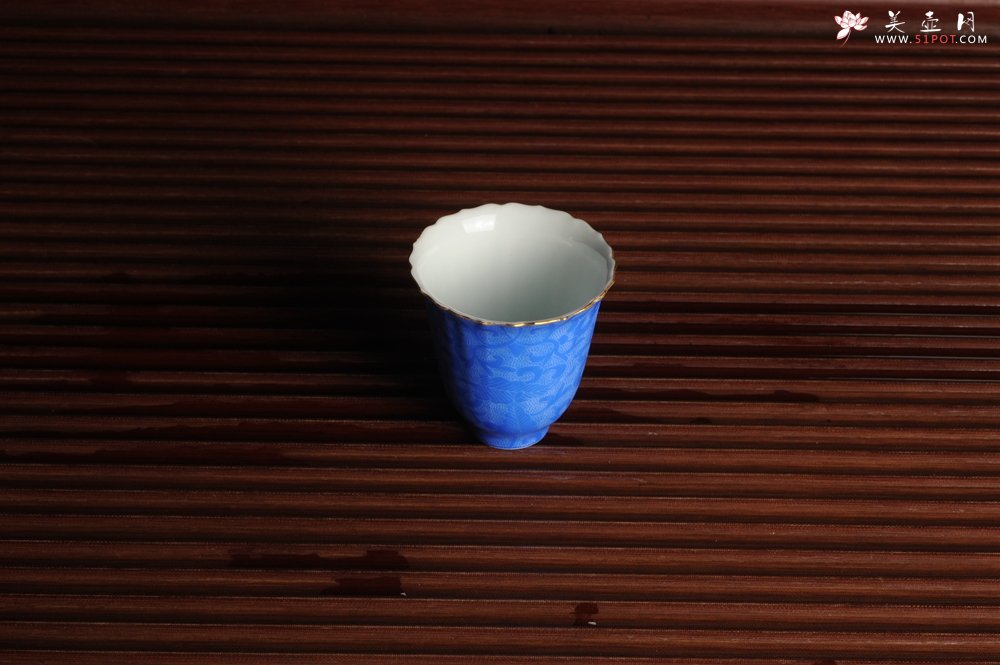 紫砂壶图片：纯手工景德镇摹古雍正蓝色扒花杯 灰常精致 送女友老婆 适合女士 - 美壶网