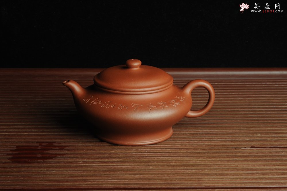 紫砂壶图片：美壶特惠 老清水泥虚扁 助工俞霞老双刀法铭文  若能杯水如名淡 应信春茶比酒浓 - 美壶网