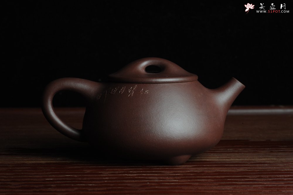 紫砂壶图片：美壶特惠 经典平盖小石瓢 满瓢（景舟石瓢）泥绘山水 江清月近人 单色泥绘更显功力 - 美壶网