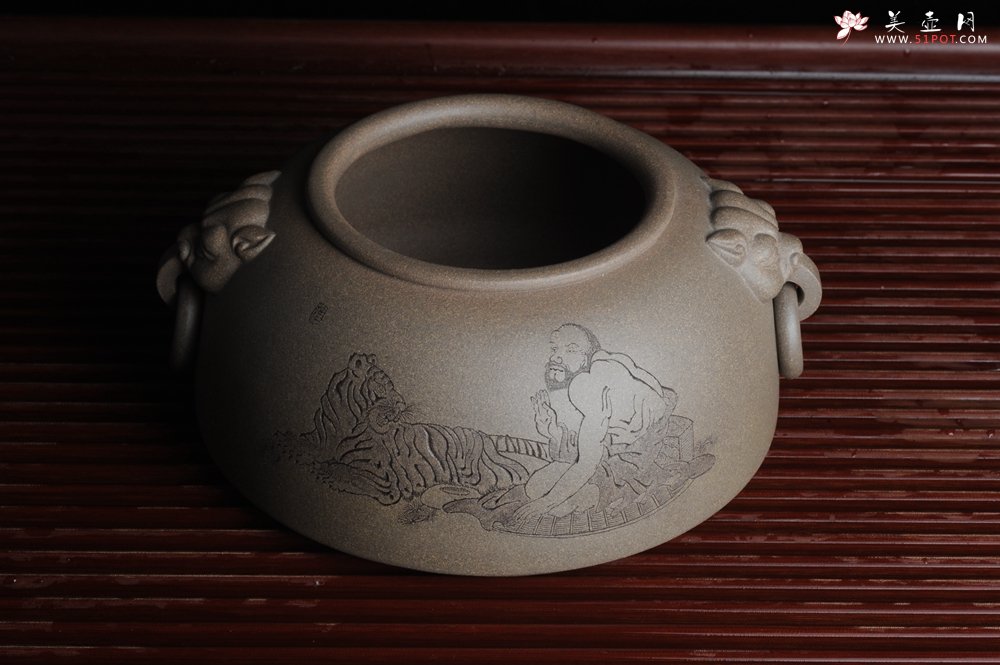紫砂壶图片：老青段精品瑞兽双耳罐 茶仓 水洗 烟灰缸 多用 子陶刻达摩伏虎图 不输名、家 - 美壶网