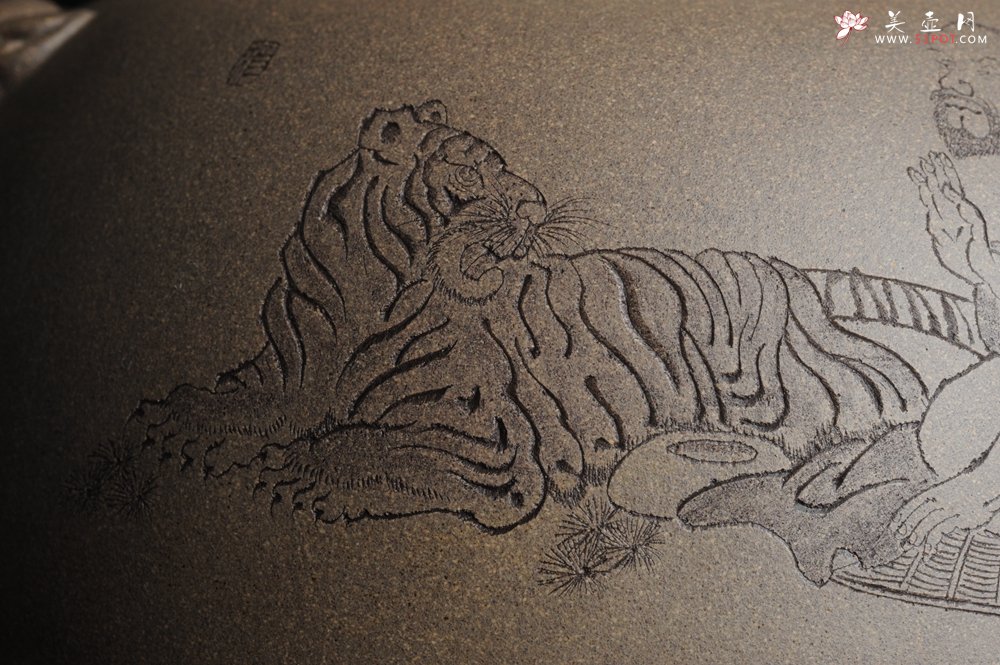 紫砂壶图片：老青段精品瑞兽双耳罐 茶仓 水洗 烟灰缸 多用 子陶刻达摩伏虎图 不输名、家 - 美壶网