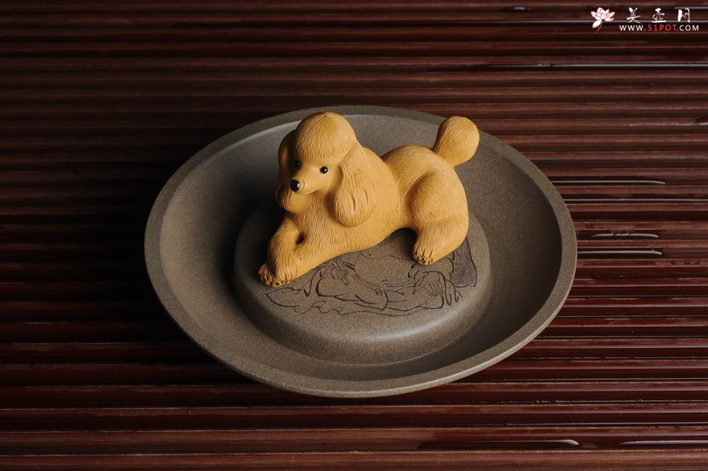 紫砂壶图片：美器特惠 助工精工老青段壶承 干泡台 布袋弥勒 神态细腻 外径大约14.3cm - 美壶网