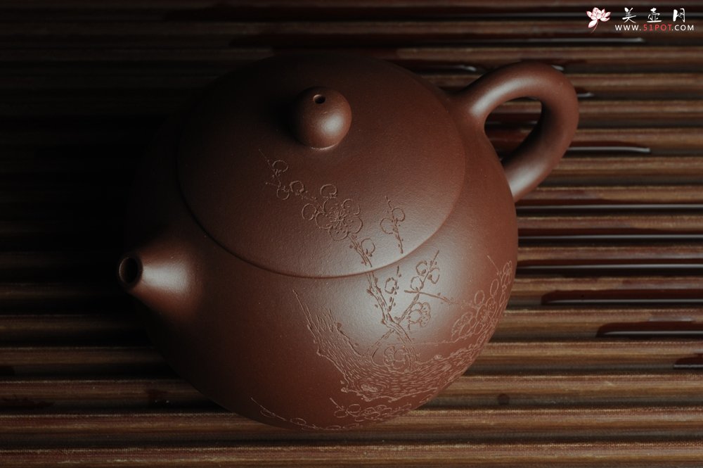 紫砂壶图片：美壶福利特惠 精工西施 助工俞霞老双刀梅花香 春满玉壶随意酌 - 美壶网