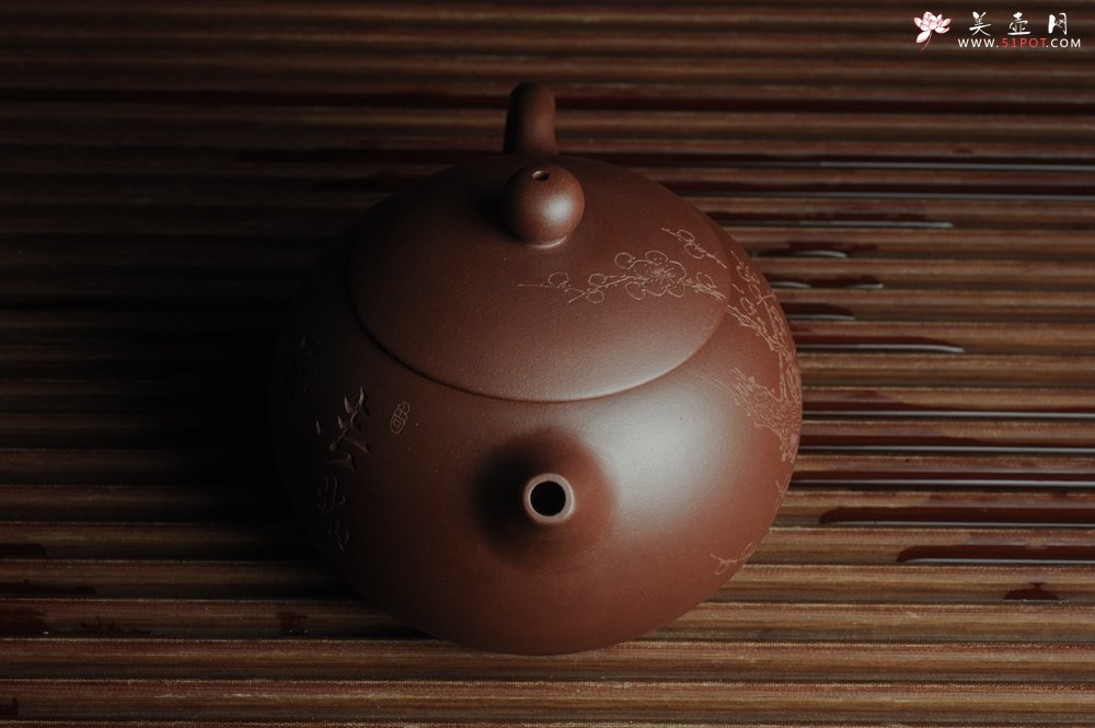 紫砂壶图片：美壶福利特惠 精工西施 助工俞霞老双刀梅花香 春满玉壶随意酌 - 美壶网