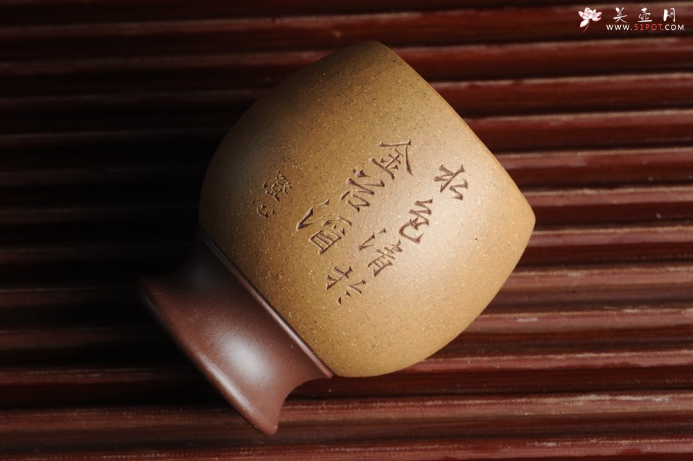 紫砂壶图片：精品紫砂杯 私人定制 紫泥粉段泥 助工俞霞老双刀刻字 手感特扎实 茶人醉爱 - 美壶网