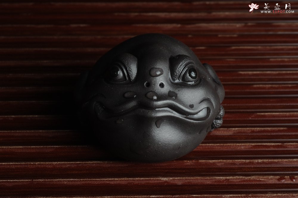 紫砂壶图片：美宠特惠 精工黑泥金蟾茶宠 招财 茶盘尤物 - 美壶网