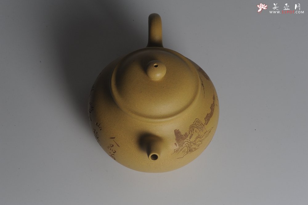 紫砂壶图片：美壶特惠 精工本山段山水莲子壶 端庄秀雅 人品若山极崇峻 情怀与水同清幽 - 美壶网