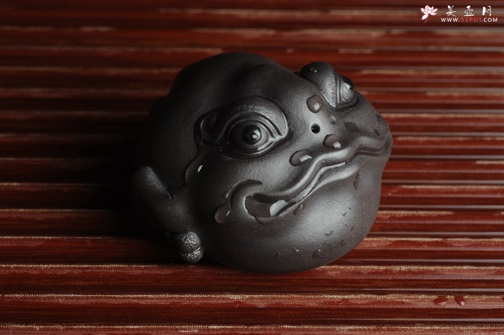 紫砂壶图片：美宠特惠 精工黑泥金蟾茶宠 招财 茶盘尤物 - 美壶网