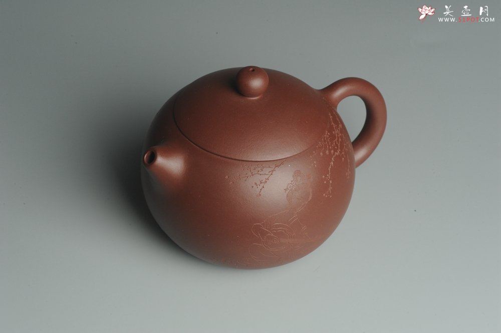 紫砂壶图片：美壶福利特惠 精工西施 饱满圆润 子木装饰抚琴图 - 美壶网
