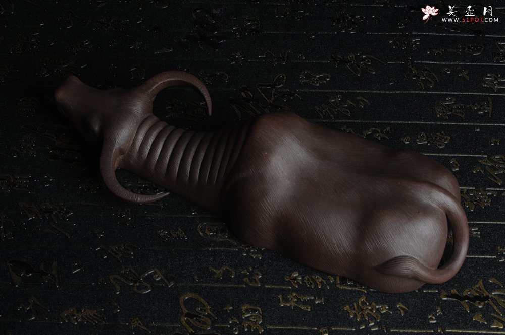紫砂壶图片：美宠特惠 精品大黑牛茶宠 卧牛 长27cm牛身最宽度9cm - 美壶网