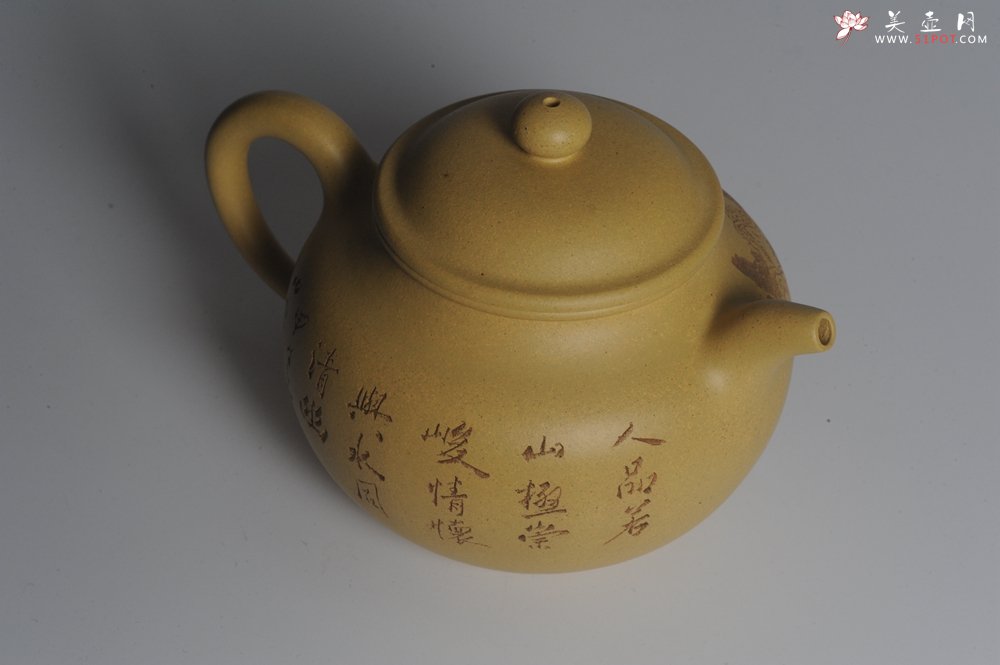 紫砂壶图片：美壶特惠 精工本山段山水莲子壶 端庄秀雅 人品若山极崇峻 情怀与水同清幽 - 美壶网