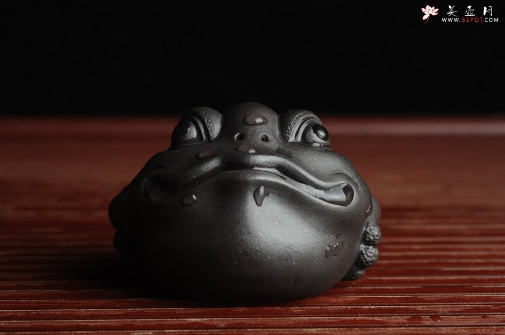 紫砂壶图片：美宠特惠 精工黑泥金蟾茶宠 招财 茶盘尤物 - 美壶网