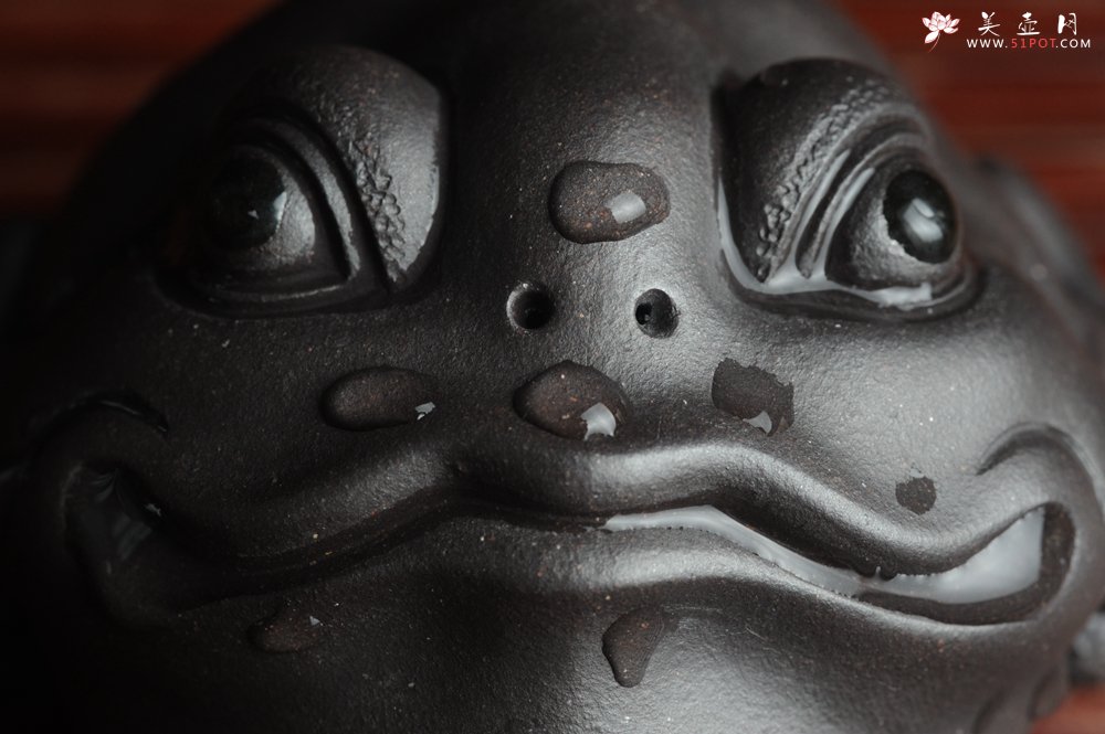 紫砂壶图片：美宠特惠 精工黑泥金蟾茶宠 招财 茶盘尤物 - 美壶网