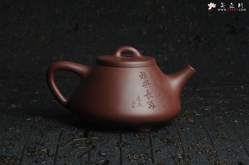 紫砂壶图片：油润底曹青 全手工精品老子冶石瓢 骨肉匀挺 清茗堂助工文气装饰山水 - 美壶网