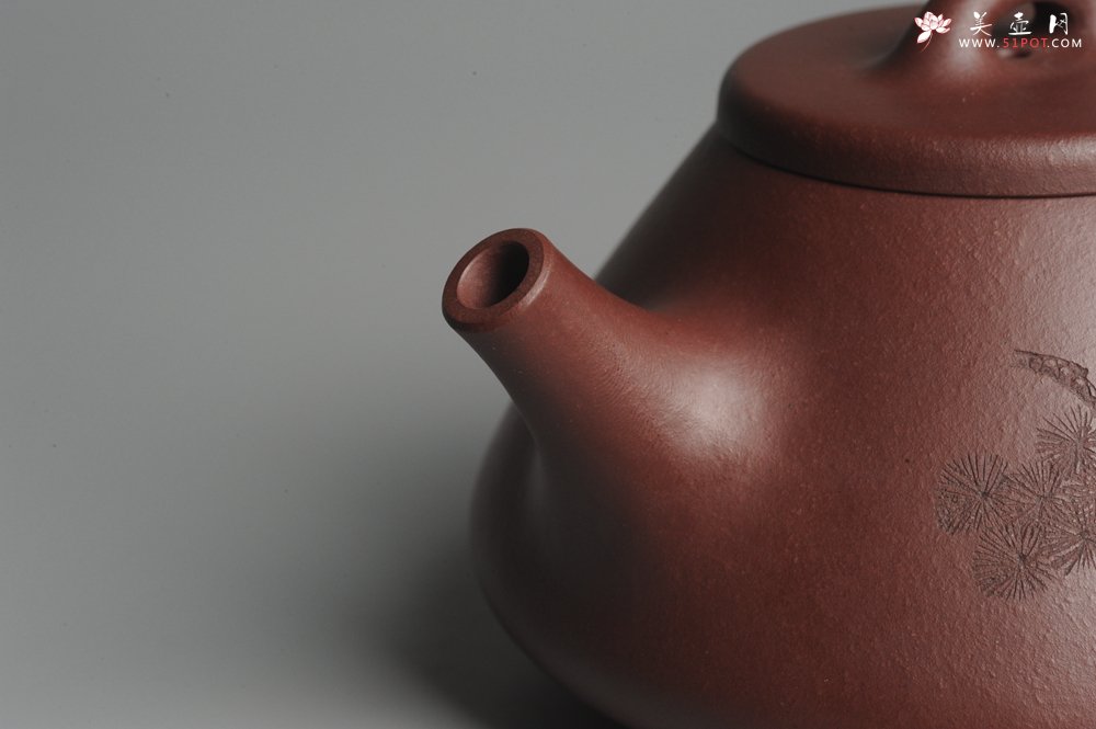 紫砂壶图片：油润底曹青 全手工精品子冶石瓢 骨肉匀挺 子陶精刻松鼠 - 美壶网