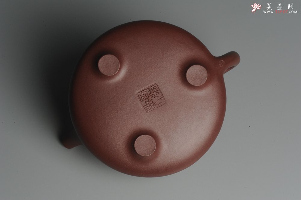 紫砂壶图片：油润底曹青 全手工精品子冶石瓢 骨肉匀挺 子陶精刻松鼠 - 美壶网