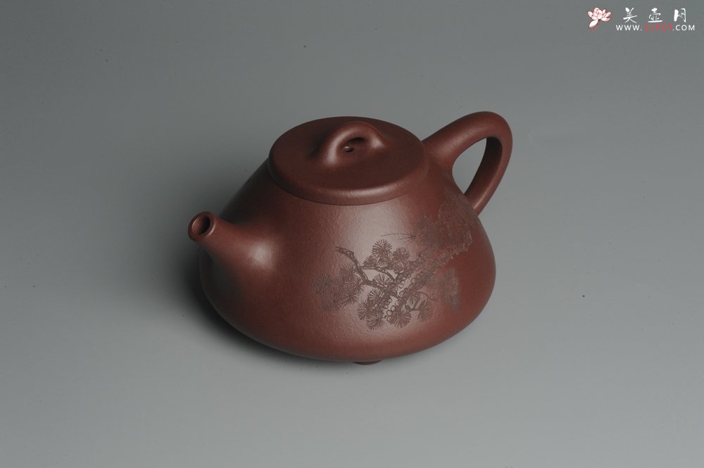 紫砂壶图片：油润底曹青 全手工精品子冶石瓢 骨肉匀挺 子陶精刻松鼠 - 美壶网