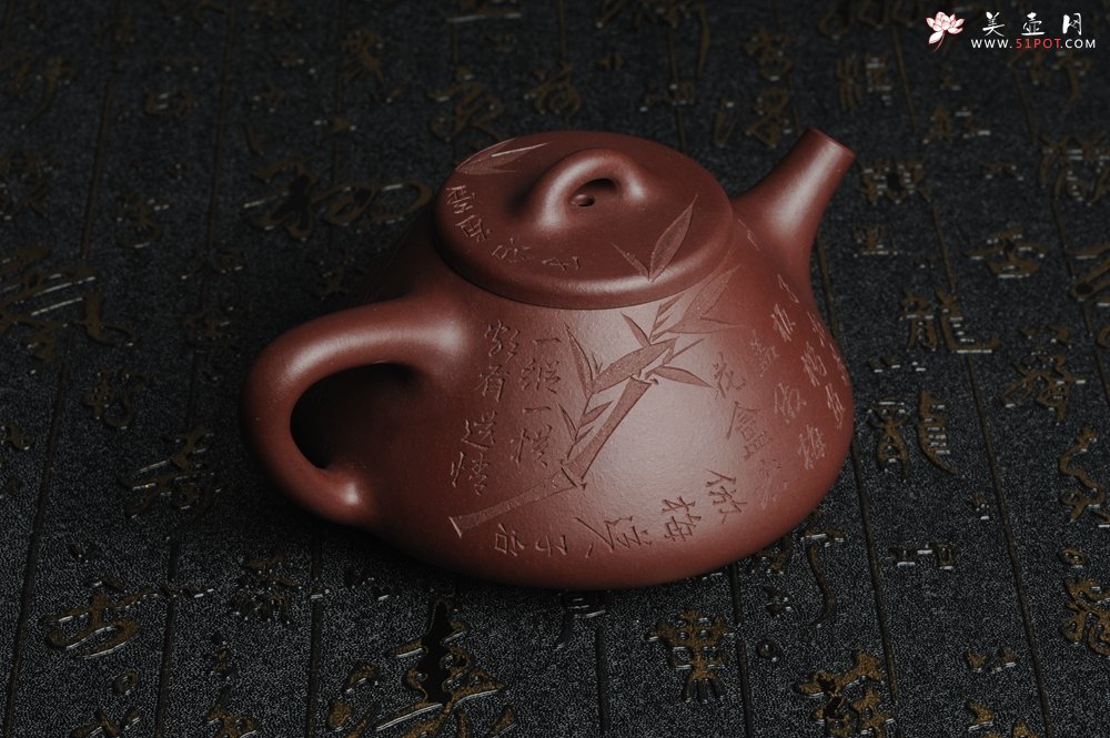 紫砂壶图片：油润底曹青 全手工精品摹古老子冶石瓢 骨肉匀挺 清茗堂助工文气装饰板桥竹 文人风骨尽显 - 美壶网