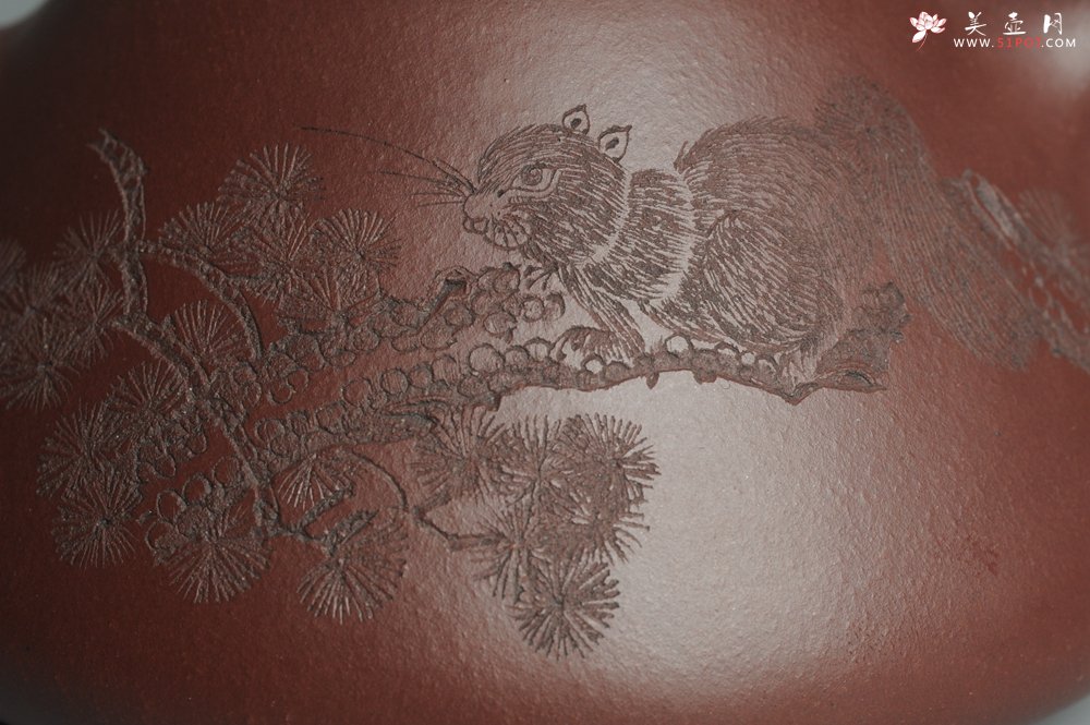 紫砂壶图片：油润底曹青 全手工精品子冶石瓢 骨肉匀挺 子陶精刻松鼠 - 美壶网