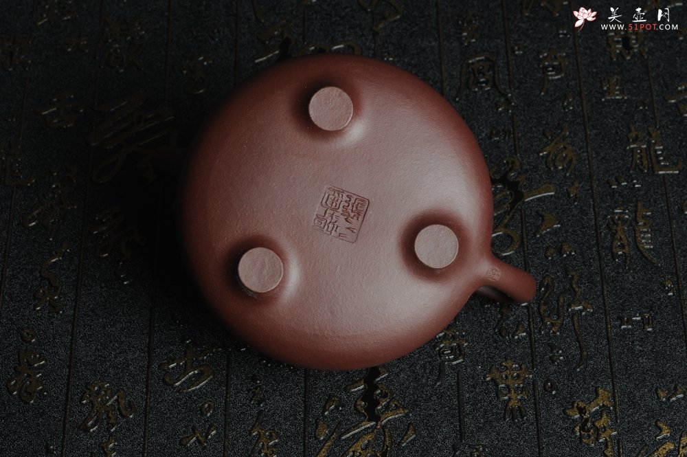 紫砂壶图片：油润底曹青 全手工精品老子冶石瓢 骨肉匀挺 清茗堂助工文气装饰山水 - 美壶网