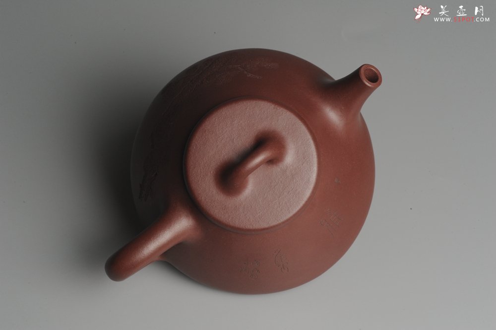 紫砂壶图片：油润底曹青 全手工精品子冶石瓢 骨肉匀挺 子陶精刻松鼠 - 美壶网