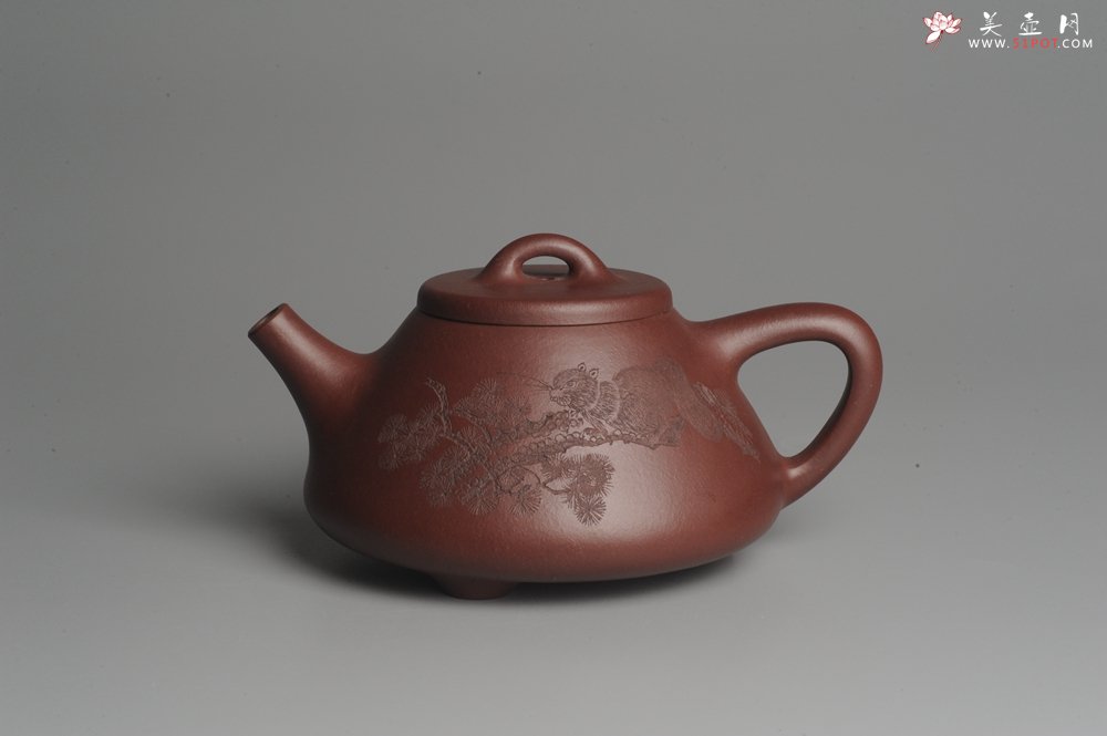 紫砂壶图片：油润底曹青 全手工精品子冶石瓢 骨肉匀挺 子陶精刻松鼠 - 美壶网
