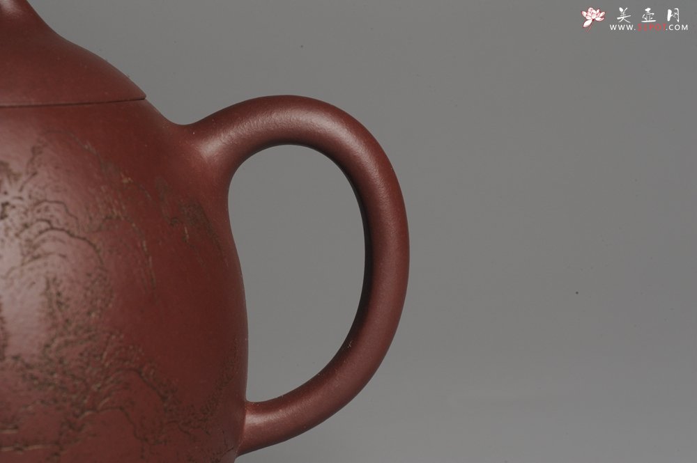 紫砂壶图片：油润紫泥 全手工秦权壶 清茗堂助工文气装山水 - 美壶网