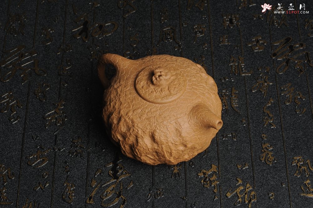 紫砂壶图片：美壶特惠 进步明显全手工黄金段泥灵芝供春壶 龚春 肌理丰富 - 美壶网