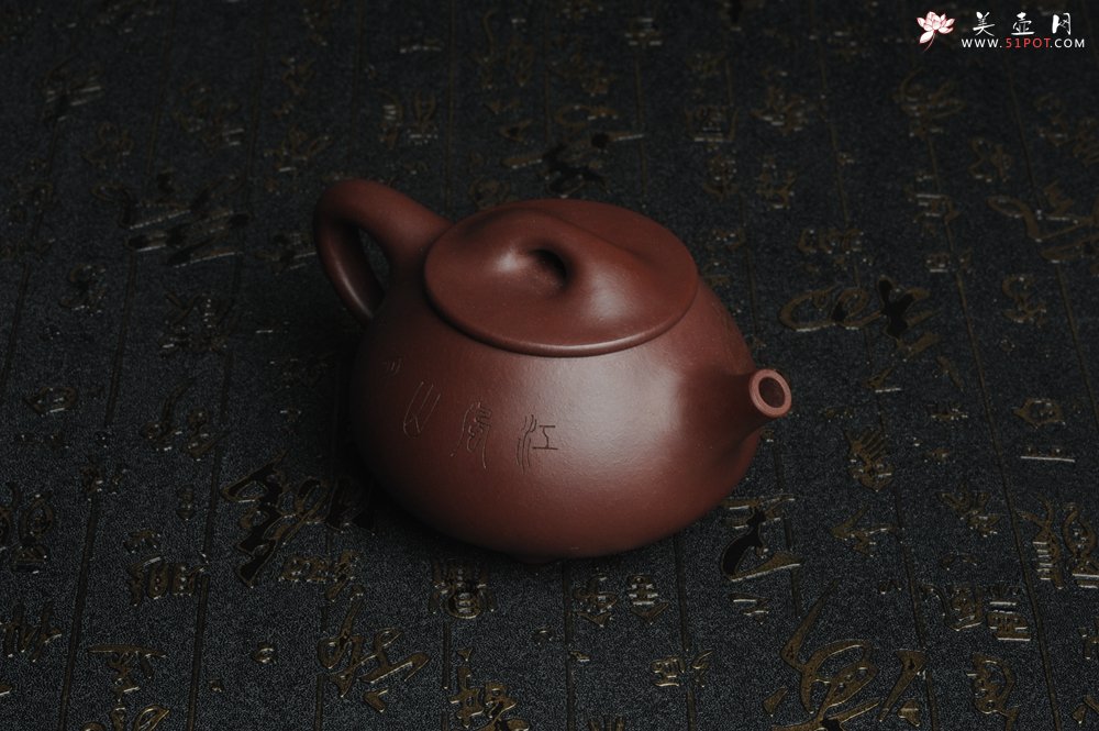 紫砂壶图片：美壶特惠 经典平盖小石瓢 满瓢（景舟石瓢）子木刻绘山水 - 美壶网