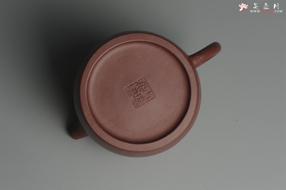 紫砂壶图片：油润紫泥 全手工秦权壶 清茗堂助工文气装山水 - 美壶网