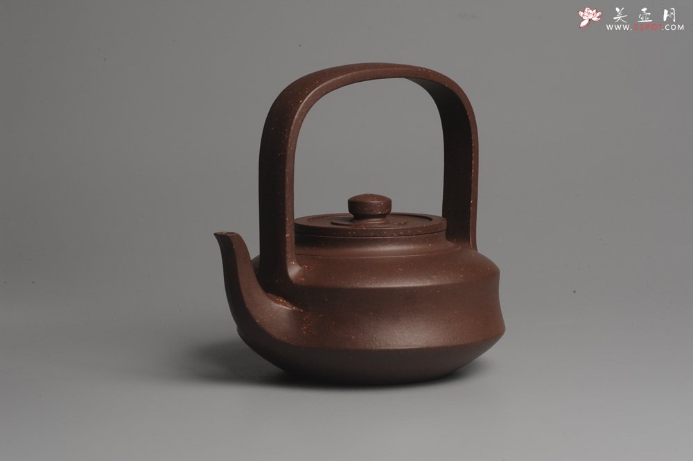 紫砂壶图片：进步明显 扛鼎之作 全美品 难度大刹凹单片折肩拍打成型全手工提壁壶 且玩且珍惜 - 美壶网