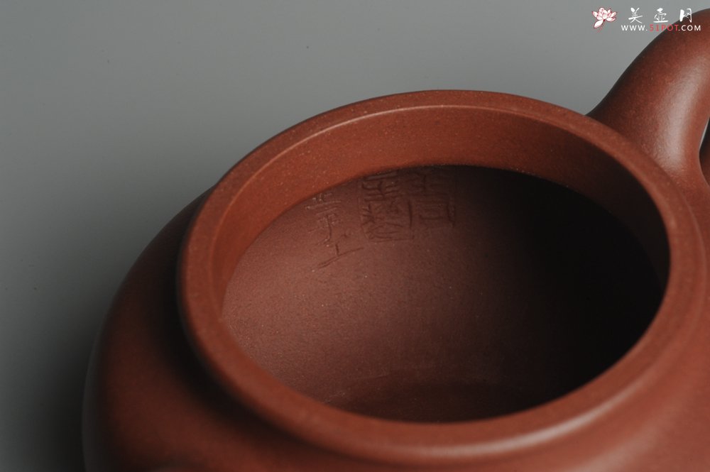 紫砂壶图片：油润底曹青 一捺底精品全手工大亨仿古 深得老味 请君细品 - 美壶网