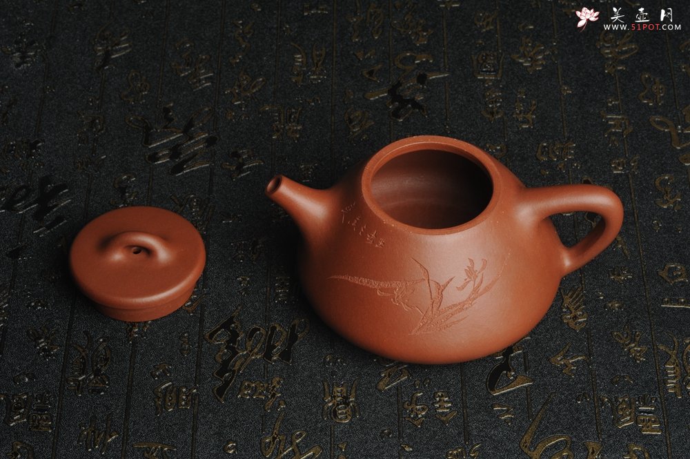 紫砂壶图片：油润底曹青 全手工精品子冶石瓢 骨肉匀挺 文气装饰兰草图 长剑不借时人看 - 美壶网