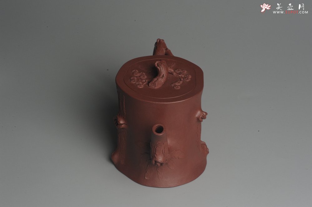 紫砂壶图片：实力派全手工木棉松桩 气质非凡 肌理自然生动 难度大 - 美壶网