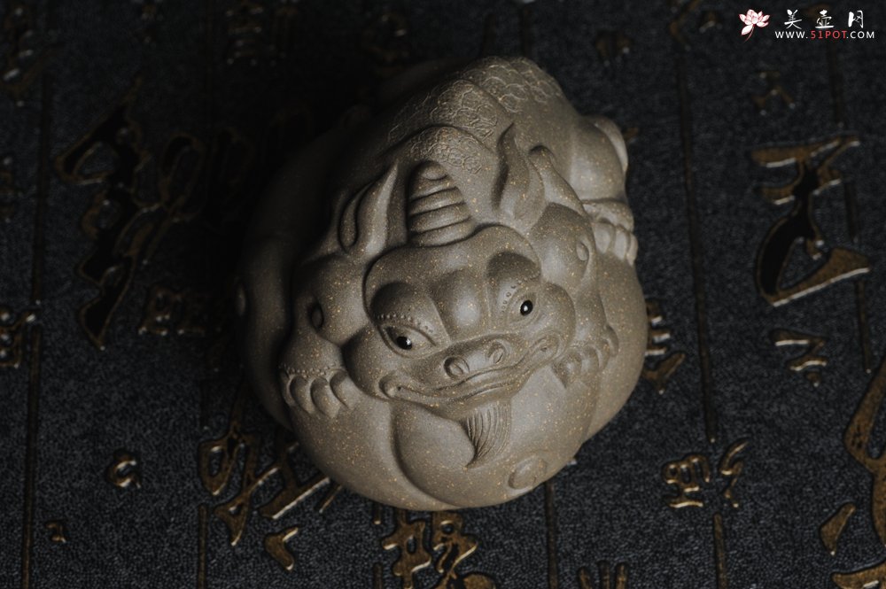 紫砂壶图片：美宠特惠 回馈壶友 精致聚财金蟾二式茶宠 茶盘尤物 长7.5cm高5.5cm左右 - 美壶网