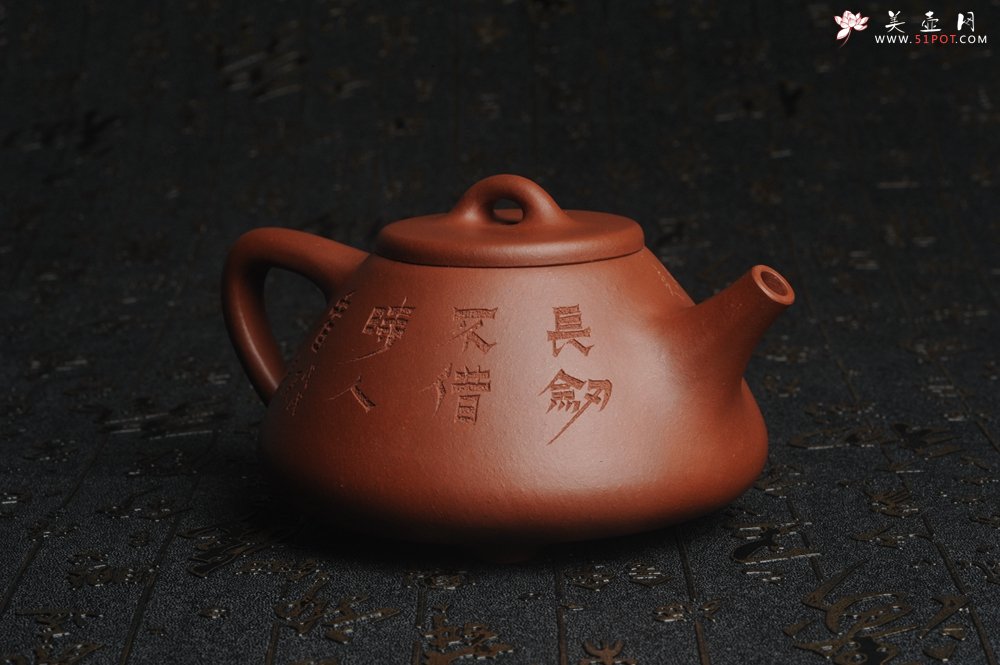 紫砂壶图片：油润底曹青 全手工精品子冶石瓢 骨肉匀挺 文气装饰兰草图 长剑不借时人看 - 美壶网