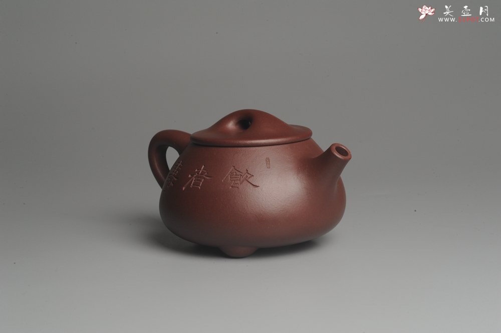 紫砂壶图片：美壶特惠 精致做工经典平盖饮者寿小石瓢 精刻人物 茶人醉爱 - 美壶网