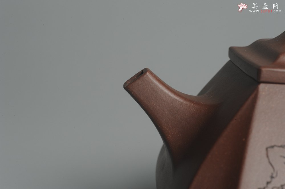 紫砂壶图片：美壶特惠 用心之作 进步之作 细节到位 做工精良 方健老师精心装饰对弈图抽角石瓢 只为看得见的朋友 - 美壶网