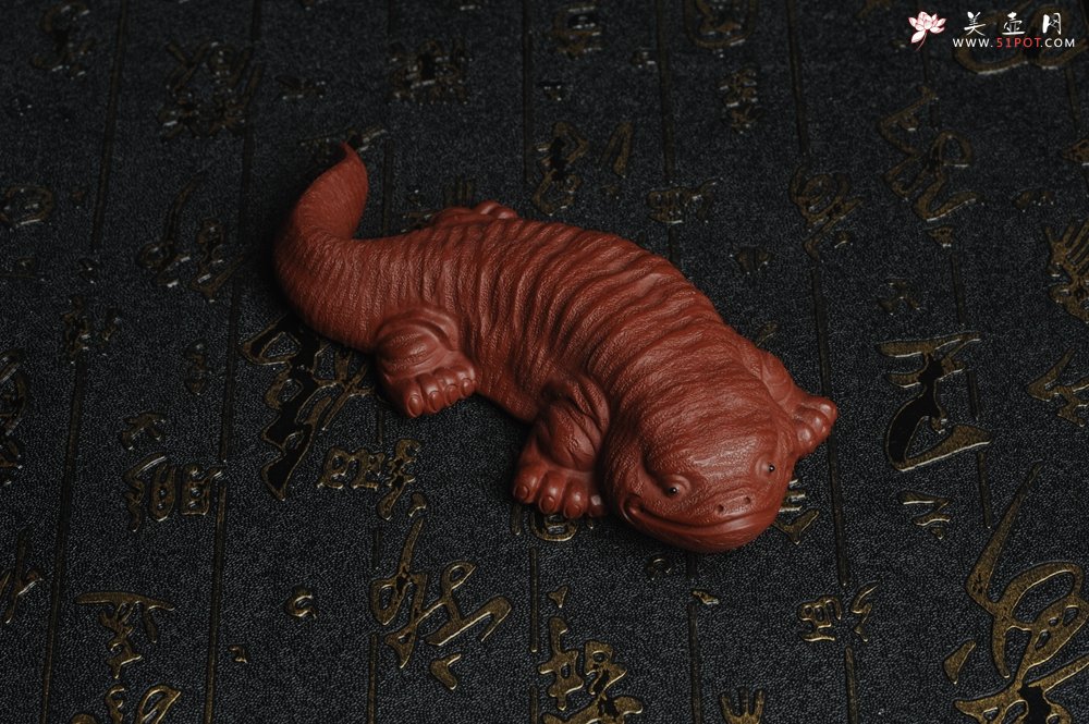 紫砂壶图片：美宠特惠 回馈壶友 精致性价比大红袍朱泥娃娃鱼茶宠 憨厚可爱 长12.5cm高2.5cm左右 - 美壶网