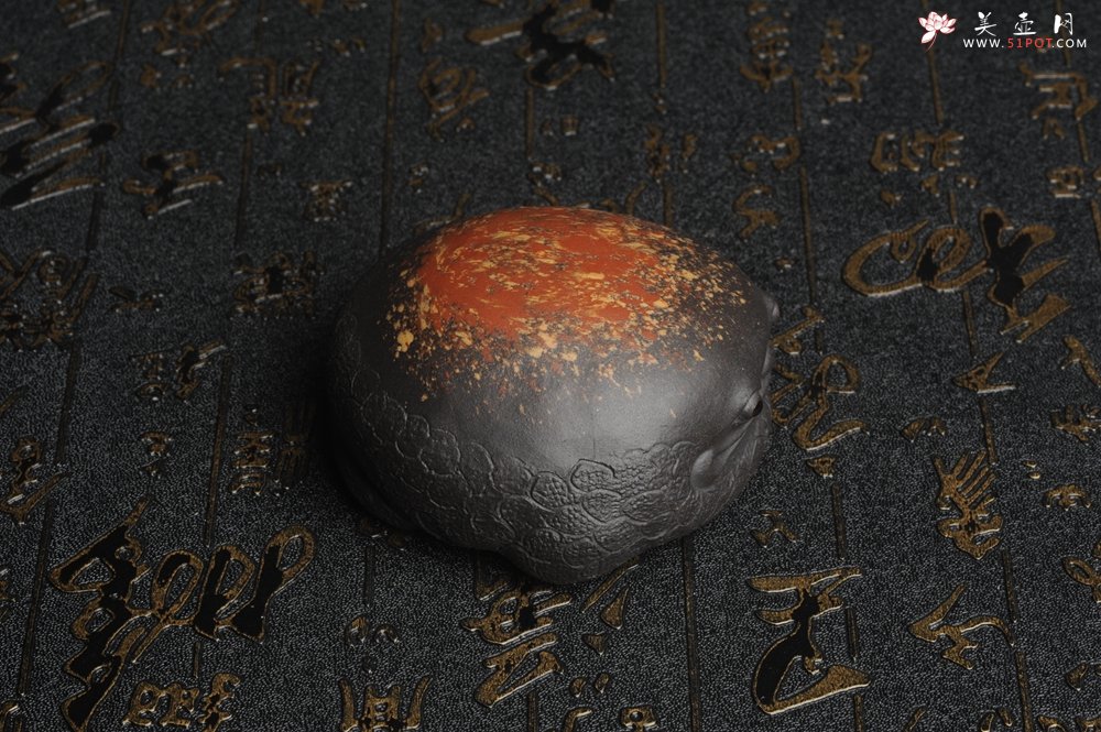 紫砂壶图片：美宠特惠 回馈壶友 精致性价比黑泥彩背金蟾盖托茶宠长8cm高度4cm左右 - 美壶网