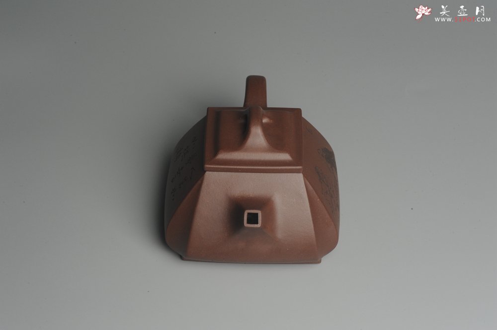 紫砂壶图片：美壶特惠 用心之作 进步之作 细节到位 做工精良 方健老师精心装饰对弈图抽角石瓢 只为看得见的朋友 - 美壶网