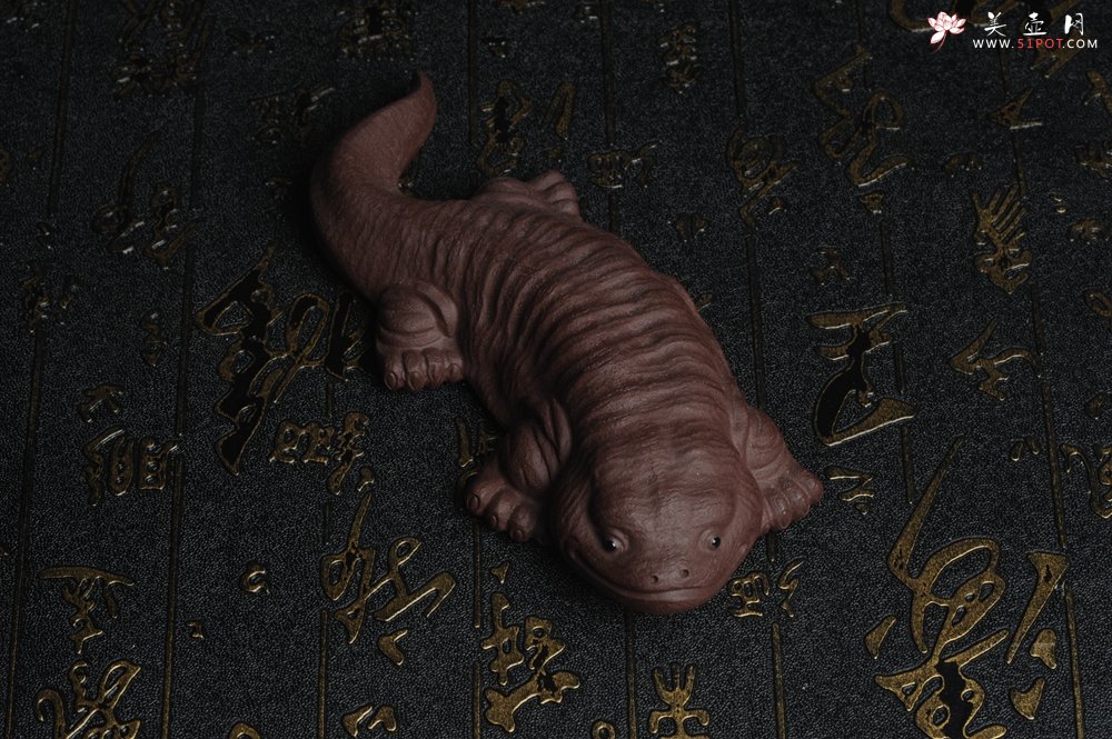 紫砂壶图片：美宠特惠 回馈壶友 精致性价比紫泥娃娃鱼茶宠 憨厚可爱长13.5cm高2.8cm左右 - 美壶网