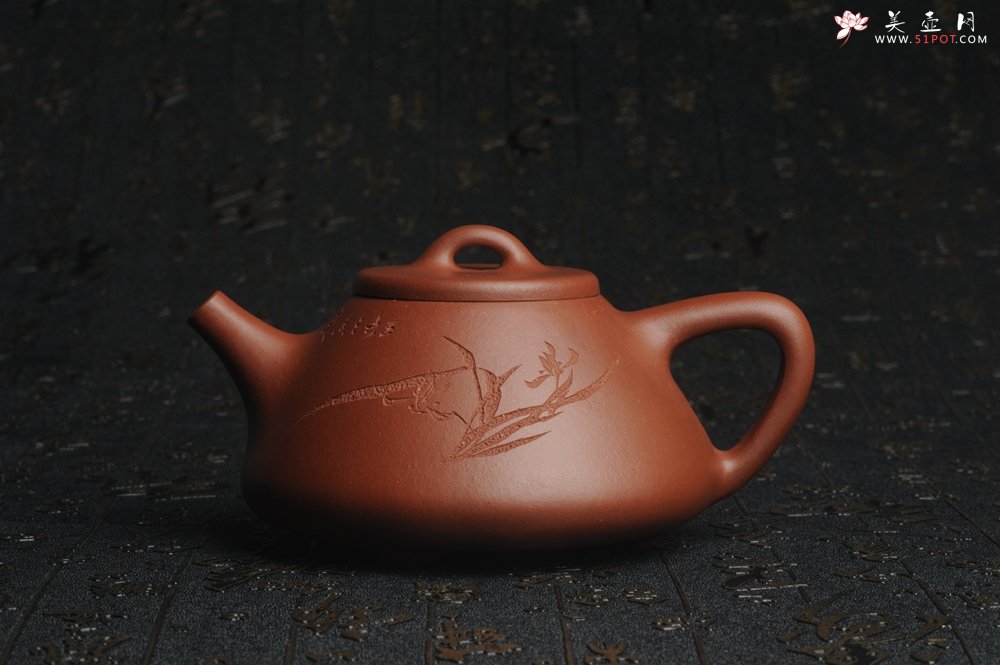 紫砂壶图片：油润底曹青 全手工精品子冶石瓢 骨肉匀挺 文气装饰兰草图 长剑不借时人看 - 美壶网